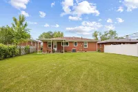 Cozy 3BR Getaway  Pets OK + Fenced Yard - Kitchens