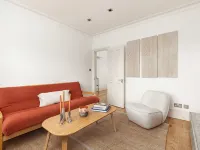 New! Stylish 2BR Stay in Brixton Area マートンのホテル