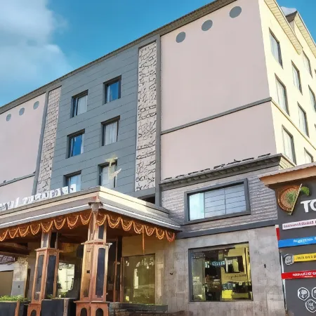 Hotel the Grand Ladhukara