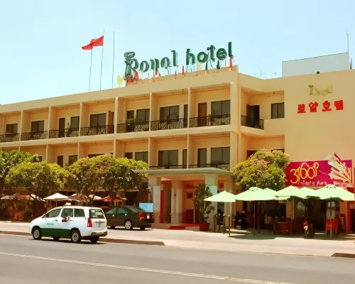 Royal Hotel Hotels near Front Beach