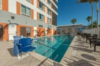 Comfort Suites Fort Lauderdale Airport & Cruise Port - Swimmingpools