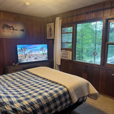 Cabin on lake . Pet friendly