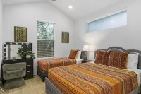 LUXE Spacious Downtown Retreat; SwimSpa; BBQ&FreeParking; Steps2 Moody&UT&6th St - プライペートプール