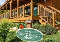It’s 5 O’Clock Here-Waterfront Cabin w/Hot Tub! Pet Friendly, Blue Ridge Parkway - シャレー