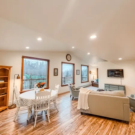 Cozy up in this private bungalow in the trees close to trailheads & shopping