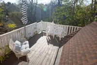 Bright & Stylish Coastal Retreat in Marblehead Historic Center w Parking! - Wi-Fi