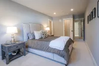 Sonoma Square Gem! Charming New Farmhouse w Pool + Private Detached Guest Suite - Swimmingpools