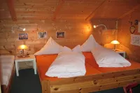 Large app.3-6p,2separate bedrooms,log cabin,cozy,quiet,sunny,close to the center
