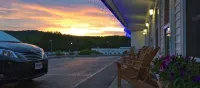 Mount Blue Motel - parking