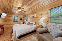 Mountain View Cabin w/ Hot Tub & Fire Pit