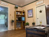 Old Country Charm 2 1/2 blocks from Main St Shopping/Private Get-a-Way w/Hot Tub - 鄉村度假屋