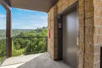 Spacious 4-bedroom penthouse condo in beautiful Branson with Lakeview