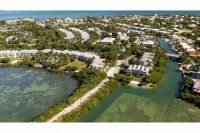 Beach House Getaway - Kayaks - 2Br 2.5BA Coastal Villa