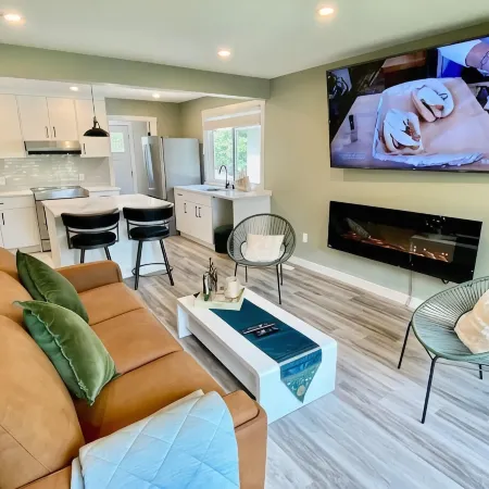 UC WalkingDistance 3BR/2.5BA Up+3BR/2BA Legal Down