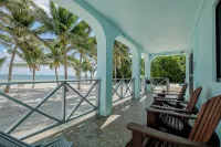 Charming 3-bedroom 2-bathroom Beachfront Beauty with separate living quarters - homestay