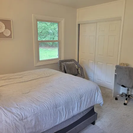 Bright, Modern Park Forest Home, 2.5m to Penn State! Breakfast included.