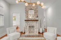 The Saint's Suite - brand new 3 Bed/3 EnSuite Bath, 1 Block to King - Condos