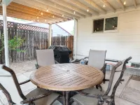 4 Bedroom Home, Fenced Yard and Hot Tub! Отели в г. Ландер