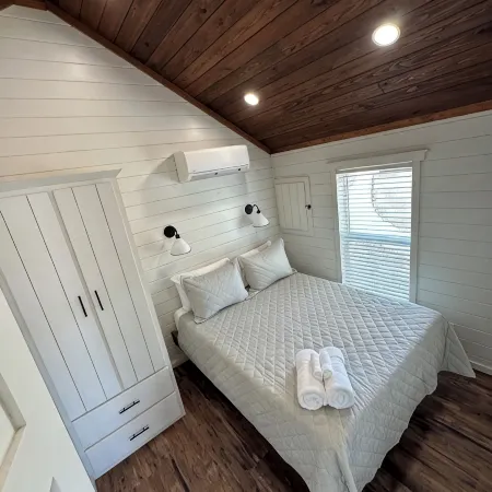 Cozy 102 Cabin 1 bdrm on Smith Lake Located beside Smith Lake Park Boat Ramp