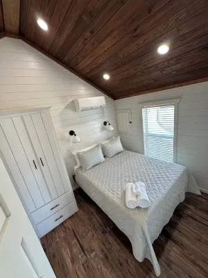 Cozy 102 Cabin 1 bdrm on Smith Lake Located beside Smith Lake Park Boat Ramp - Hytter