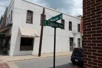 Historic Condo in the Heart of Downtown Elizabeth City - Wifi