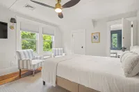 New Boutique Downtown Home, Shops, Patio, Office, Pets, Walk to Dining