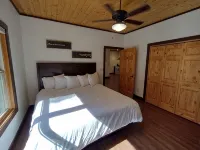 Cozy Cabin on Private Lake! Kayaks, Firepit, Fishing! Relaxing. Pet Friendly. - Alphydda