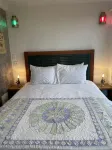 WATERFRONT COTTAGE WITH PRIVATE BEACH! On Beach Point in Truro... Not a condo... - WiFi