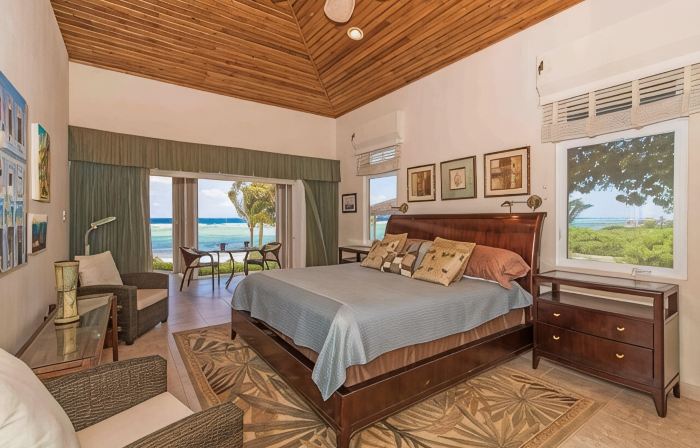 Peaceful Ocean Front Beach House in Bodden Town