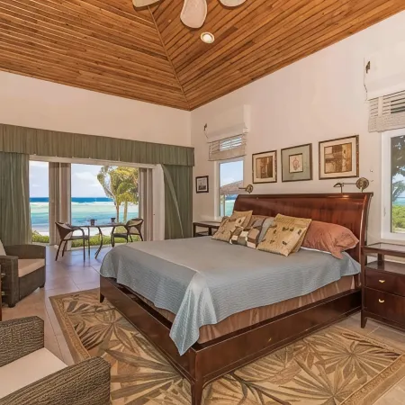 Peaceful Ocean Front Beach House in Bodden Town