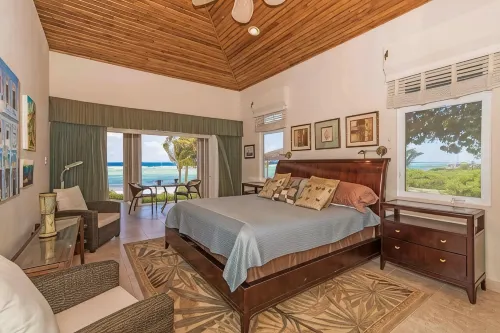 Peaceful Ocean Front Beach House in Bodden Town - Wifi
