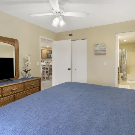 3 Min to Sdc. Walkin 2Br,2 Bath. Condo, Beautiful View of Trl and the Ozark Mtns