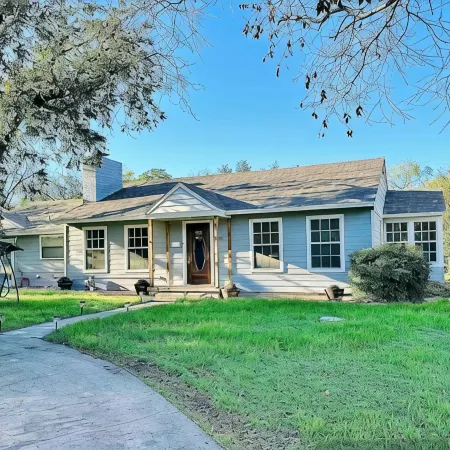 Spacious 2 Master Suites On Live Oak Street