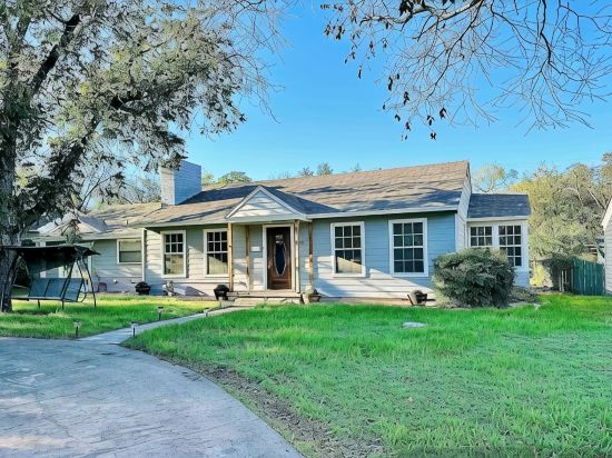 Spacious 2 Master Suites On Live Oak Street