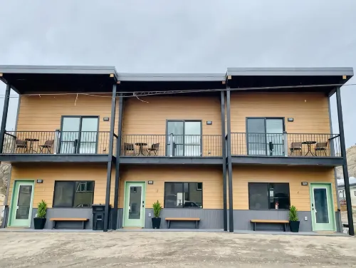 Cozy Wolf Lodge — Unit 3 - balcony