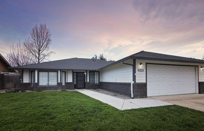 Retreat 5 bed, 4 room 3.8 mi. from Redding Airport