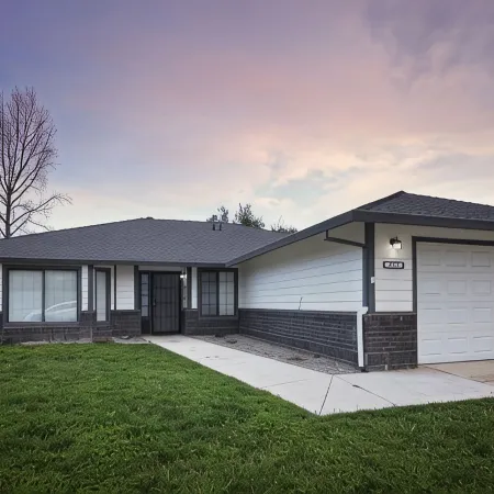 Retreat 5 bed, 4 room 3.8 mi. from Redding Airport