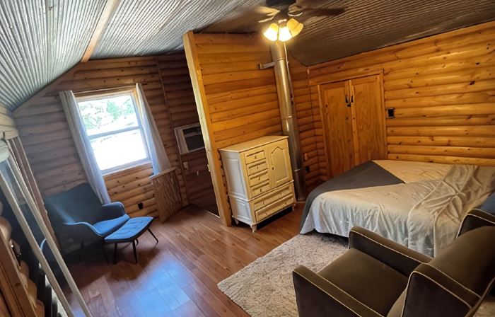 Cabin at the Cove. A hidden cabin walking distance to a private cove.