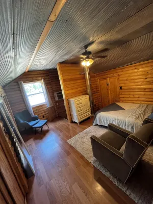 Cabin at the Cove. A hidden cabin walking distance to a private cove. - 3-Star