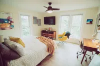 That Place on 6th Street close to downtown, beaches, & private backyard - 4-Star