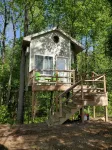 Charming Treehouse with Lake View and Access - 3-Star