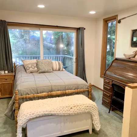 Large house Up in the Redwoods perfect for large families. Pet friendly.