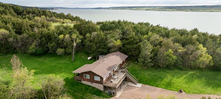 River Front, Spacious, Clean, Large Yard, Decks, Fire Pit, Adequate Parking Hotels in Brule County