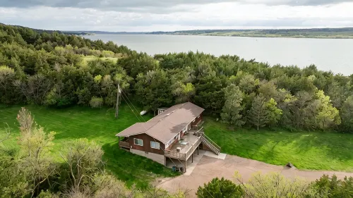 River Front, Spacious, Clean, Large Yard, Decks, Fire Pit, Adequate Parking - Wifi