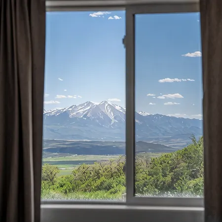 Hot Tub & Sauna Spa, Amazing Mountain Views, Remote Nature Getaway for Families
