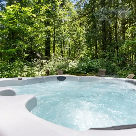 Cozy Cascade Cabin. Relaxing Hot Tub, Secluded, Spacious and Creek Nearby
