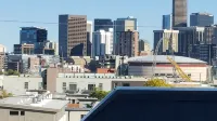 Spacious Townhouse with Rooftop Deck! Super close to Downtown Denver! - 자쿠지