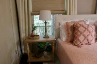 Charming Pine Cottage Near Sfa, Azalea Gardens,  & Walking Trails. - Homestays