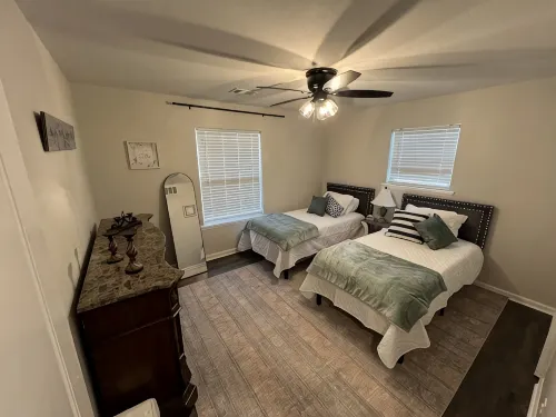The Lily Pad. 3 bd/1ba. 4 beds. Center of town! Fenced backyard! - 3-Sterne
