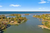 Family Friendly Waterfront Home - Private Dock, Kayaks, Fire Pit, Grill, Deck - de charme